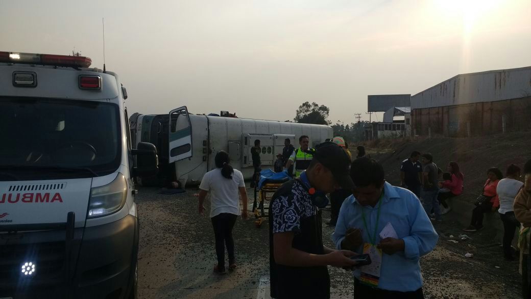 Volcadura deja 42 lesionados; viajaban luego de vacacionar en Oaxaca | El Imparcial de Oaxaca