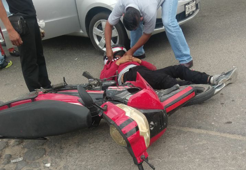 Motociclista fue embestido por mujer al volante en Santa Rosa, Oaxaca