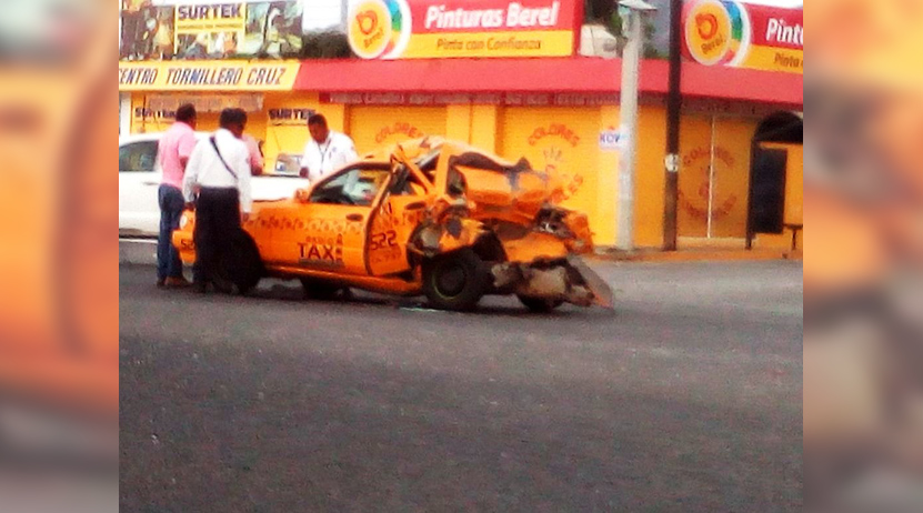 Colisión de dos vehículos en Salina Cruz deja un herido y daños materiales | El Imparcial de Oaxaca