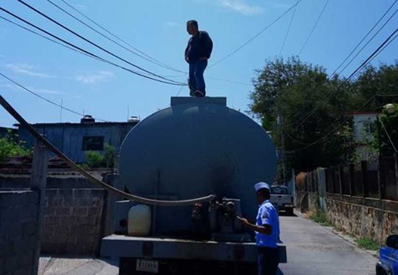 Ruptura de línea deja sin agua a familias de Salina Cruz, Oaxaca