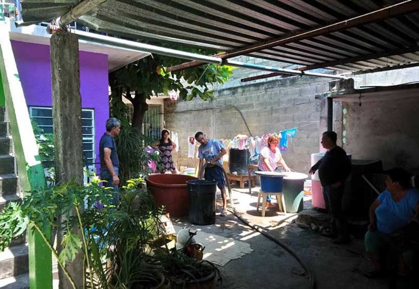 Ruptura de línea deja sin agua a familias de Salina Cruz, Oaxaca