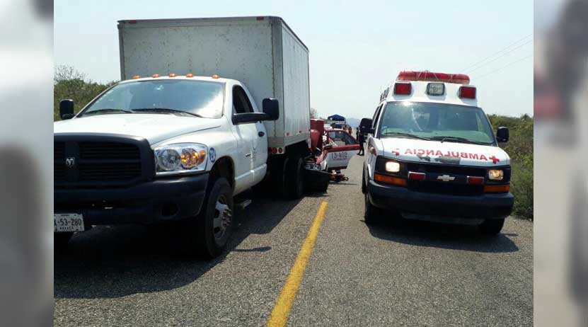 Taxi se impacta contra camioneta en Salina Cruz | El Imparcial de Oaxaca