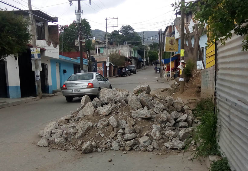 Tiran material en  arroyo vehicular de Oaxaca