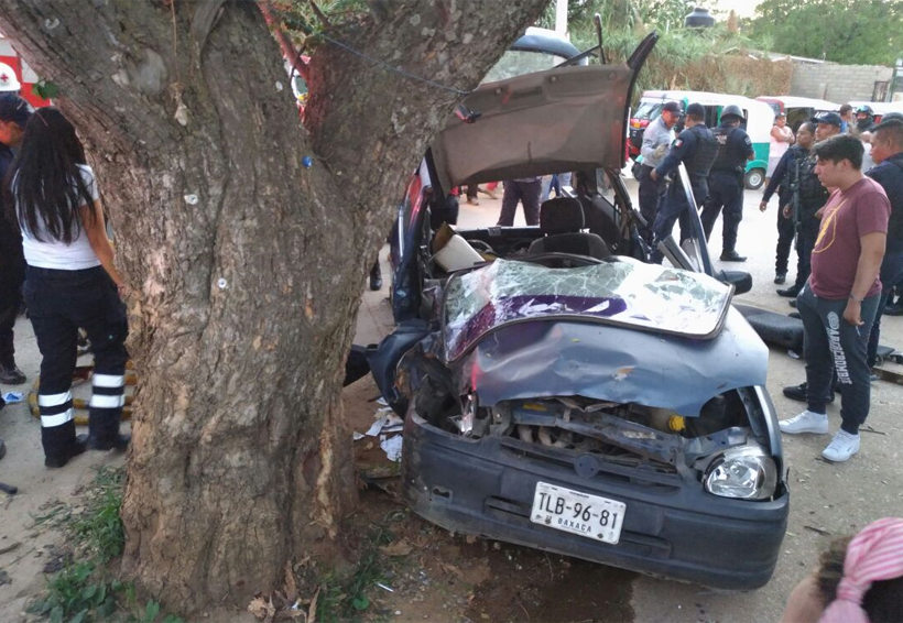 De frente contra un árbol; auto destrozado y tres heridos en Oaxaca