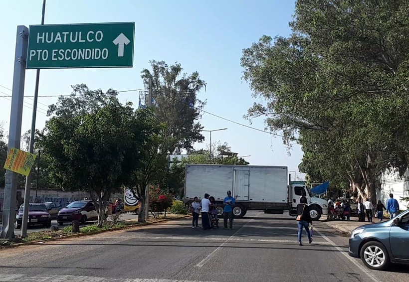 Bloqueos en Oaxaca afectan a cientos de personas