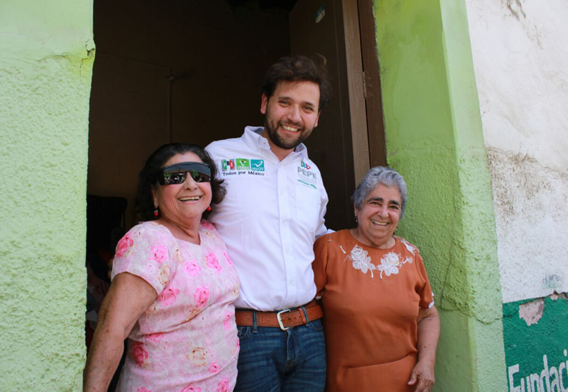 Pepe Estefan saluda a comerciantes de Santo Domingo Tehuantepec, Oaxaca