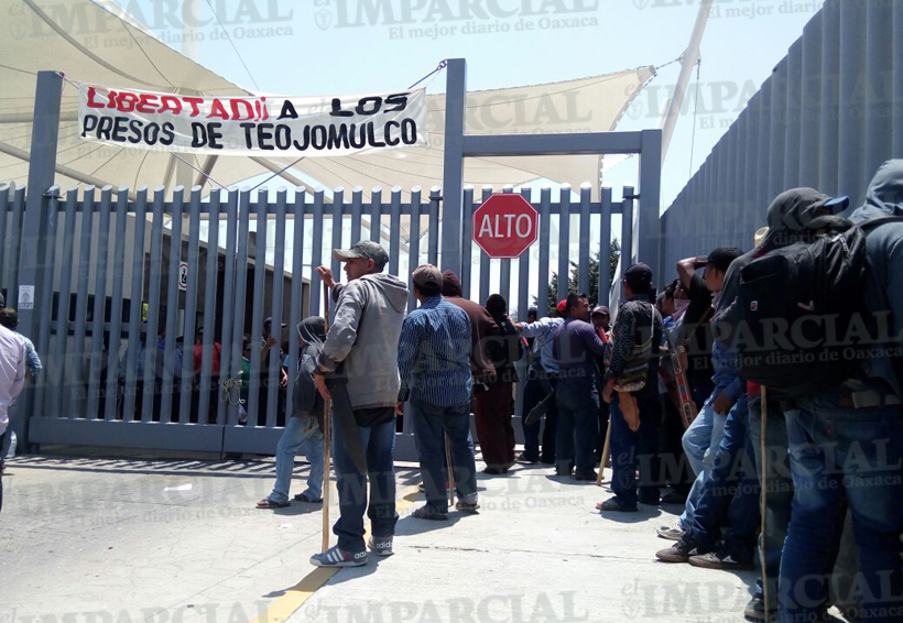 Tensa situación entre manifestantes y trabajadores en Ciudad Judicial de Oaxaca | El Imparcial de Oaxaca