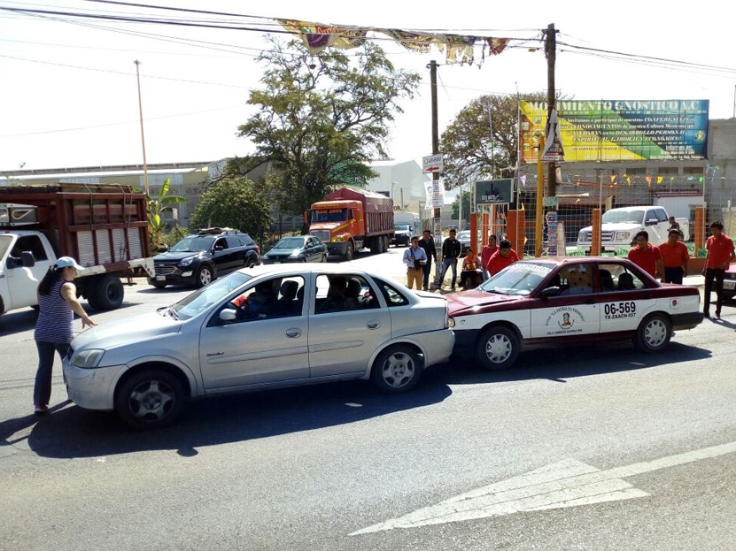 Taxista le pega por detrás a un coche particular en avenida Símbolos Patrios; paga daños | El Imparcial de Oaxaca