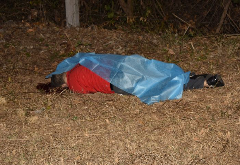 Encuentran hombre ejecutado a un costado de autopista