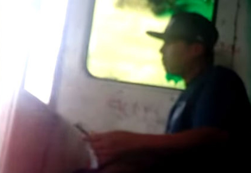 Graban a dos jóvenes drogándose en el transporte público | El Imparcial de Oaxaca