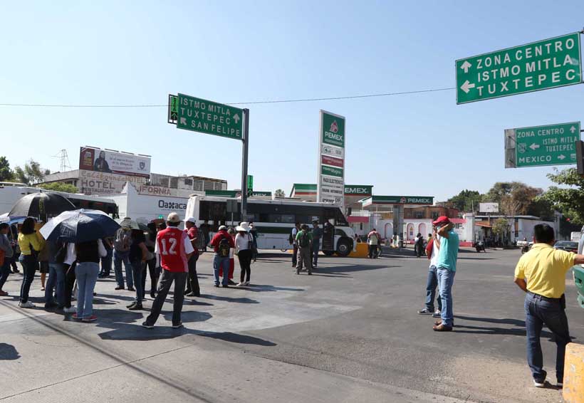 Padres y maestros de escuela en Donají bloquean Fonapas en Oaxaca | El Imparcial de Oaxaca