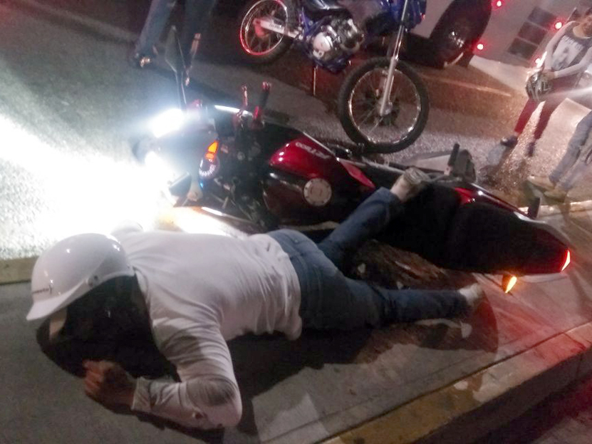 Motociclista derrapa y sale lesionado en el crucero de la ex Volkswagen; iba ebrio | El Imparcial de Oaxaca