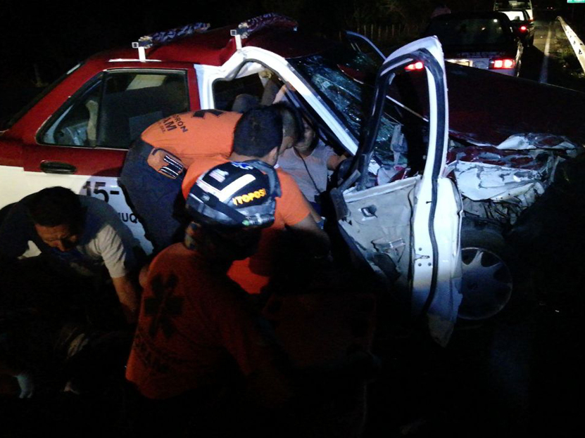 Auto choca con una vaca y un taxi foráneo en Tututepec; hay cinco lesionados | El Imparcial de Oaxaca