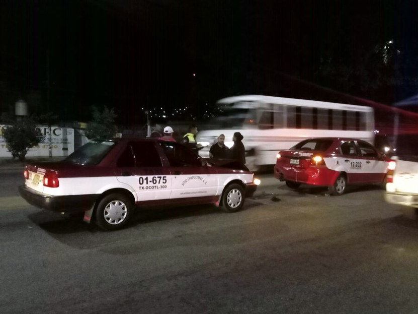 Chocan taxistas en Símbolos Patrios | El Imparcial de Oaxaca