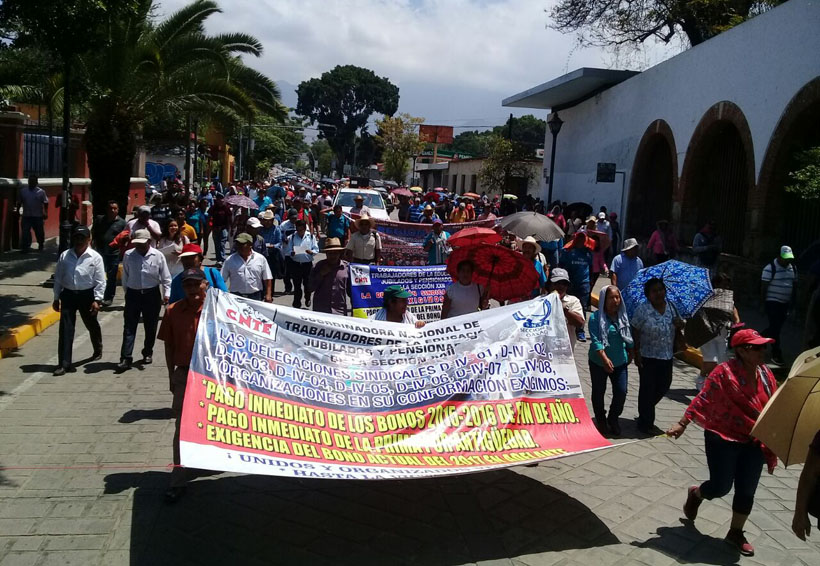 Ante la presión de la S-22 los jubilados cobrarán el seguro | El Imparcial de Oaxaca