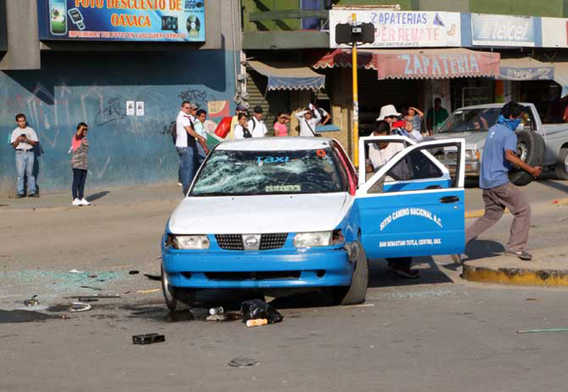 Video: Balacera entre taxistas de CTM  y SL en la Central de Oaxaca | El Imparcial de Oaxaca