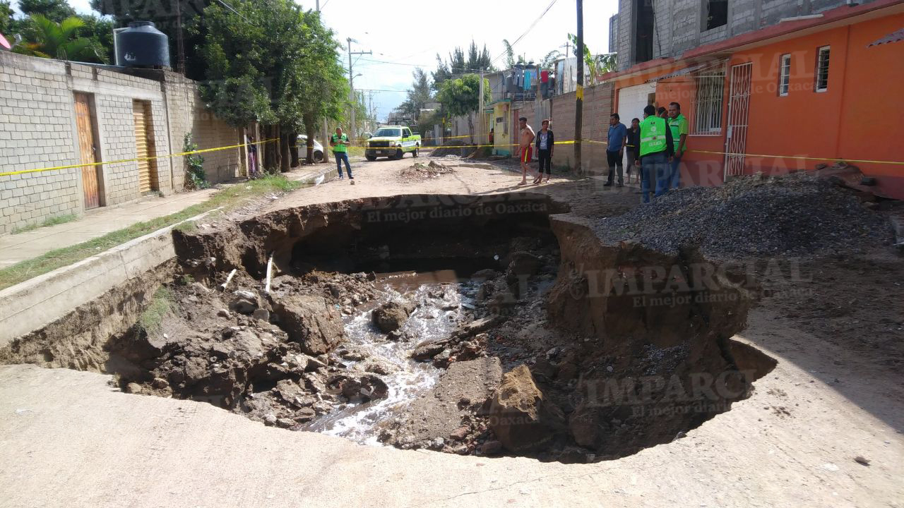 Se abre enorme socavón en San Antonio de la Cal, Oaxaca | El Imparcial de Oaxaca