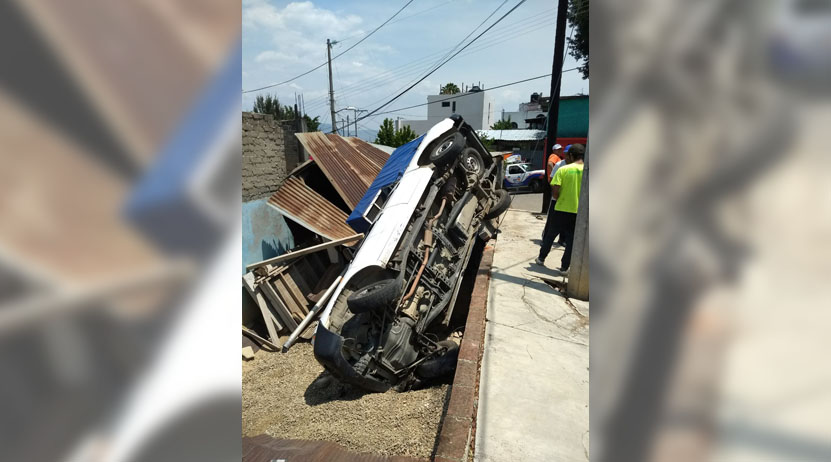 Camioneta cae sobre vivienda en el ejido Guadalupe Victoria, Oaxaca | El Imparcial de Oaxaca