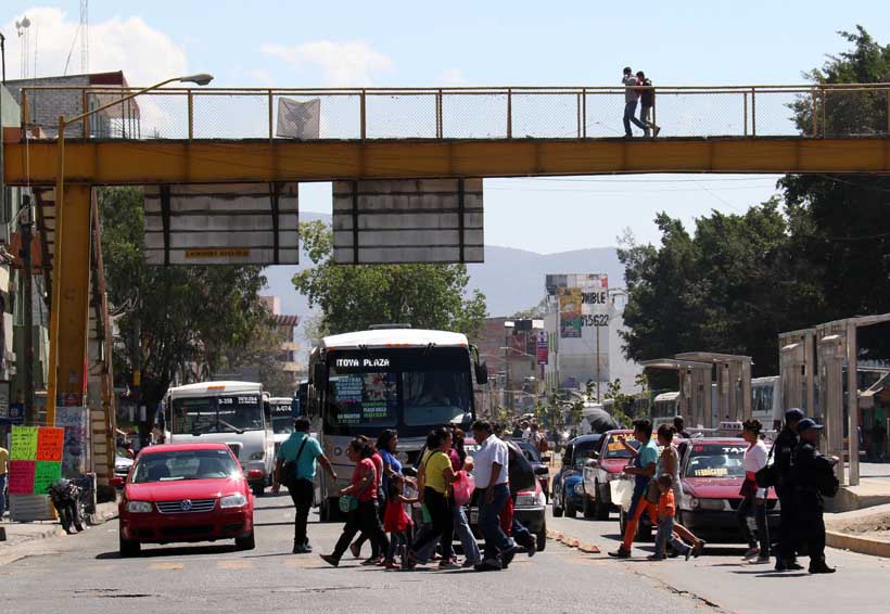 Burlan delincuentes  presencia de policía  en central de abasto de Oaxaca