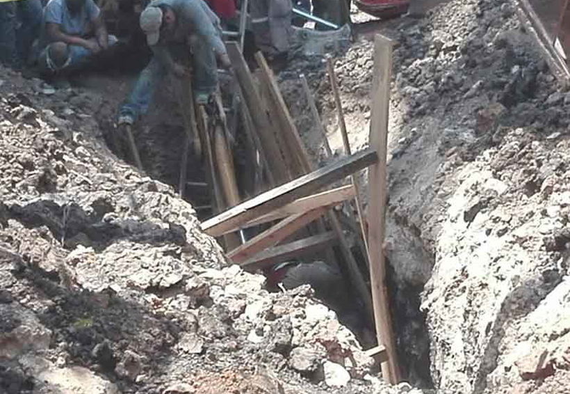 Obrero sepultado por alud de tierra | El Imparcial de Oaxaca
