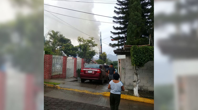 Cae rayo e incendia pino en el fraccionamiento Fovissste en  Oaxaca | El Imparcial de Oaxaca