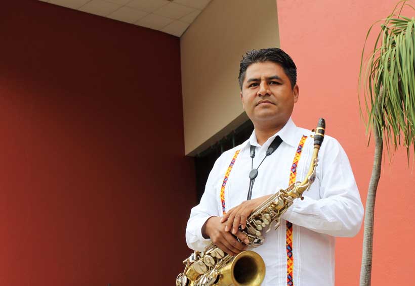 Filomeno Ortiz muestra  las virtudes del saxofón