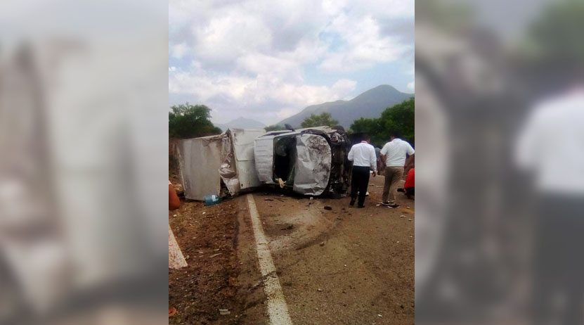Dos lesionados al volcar ambulancia en la carretera 190 | El Imparcial de Oaxaca