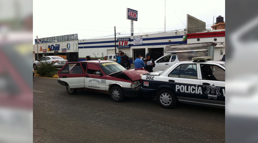 En Símbolos Patrios choca taxi a patrulla | El Imparcial de Oaxaca