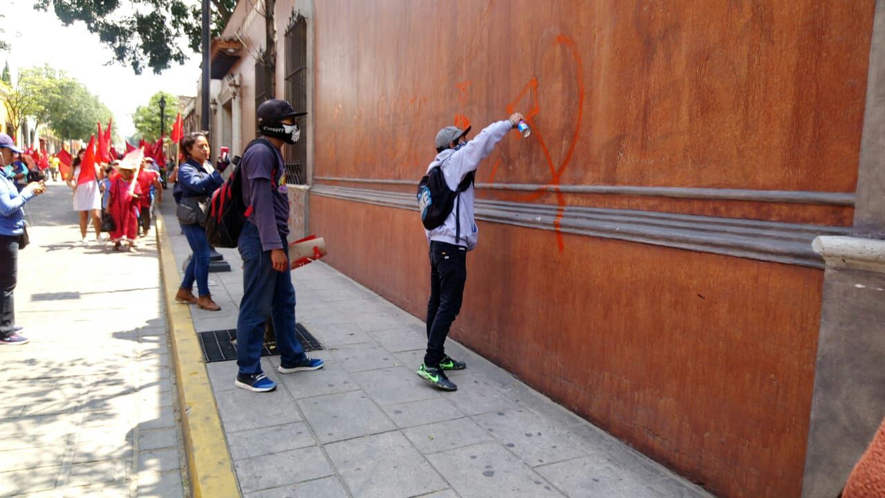 Detienen a supuestos manifestantes de “Sol Rojo” por pintas en Oaxaca | El Imparcial de Oaxaca