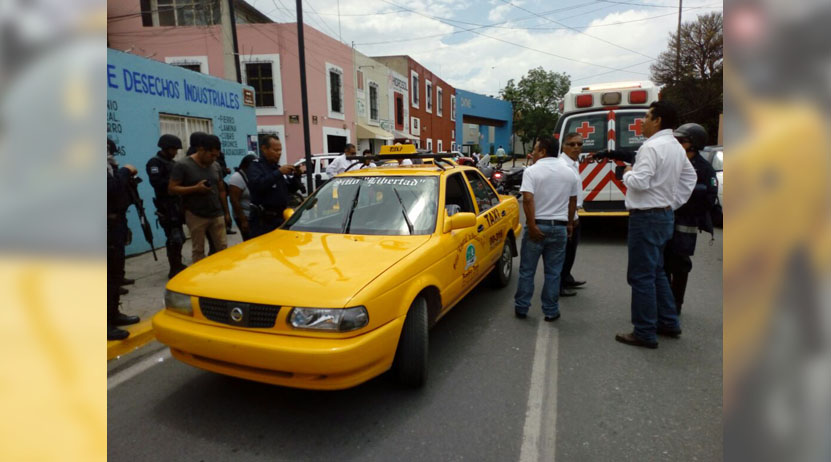 Varios sujeto golpean a taxista en calzada de la República, Oaxaca | El Imparcial de Oaxaca