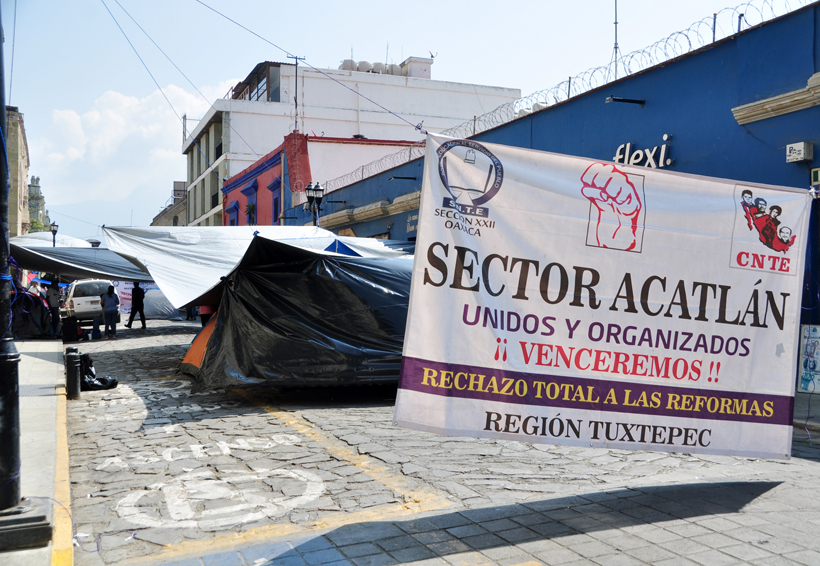 Exige Sección 22 mesa de negociación