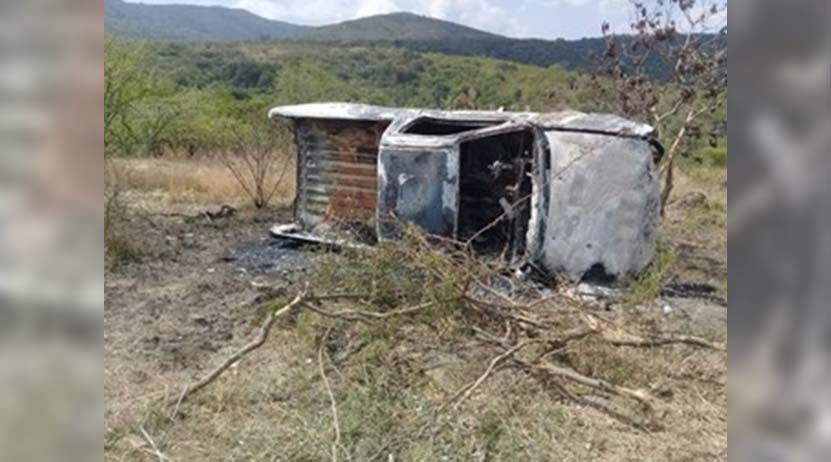 Camioneta vuelca y se calcina en Chilixtlahuaca, Oaxaca