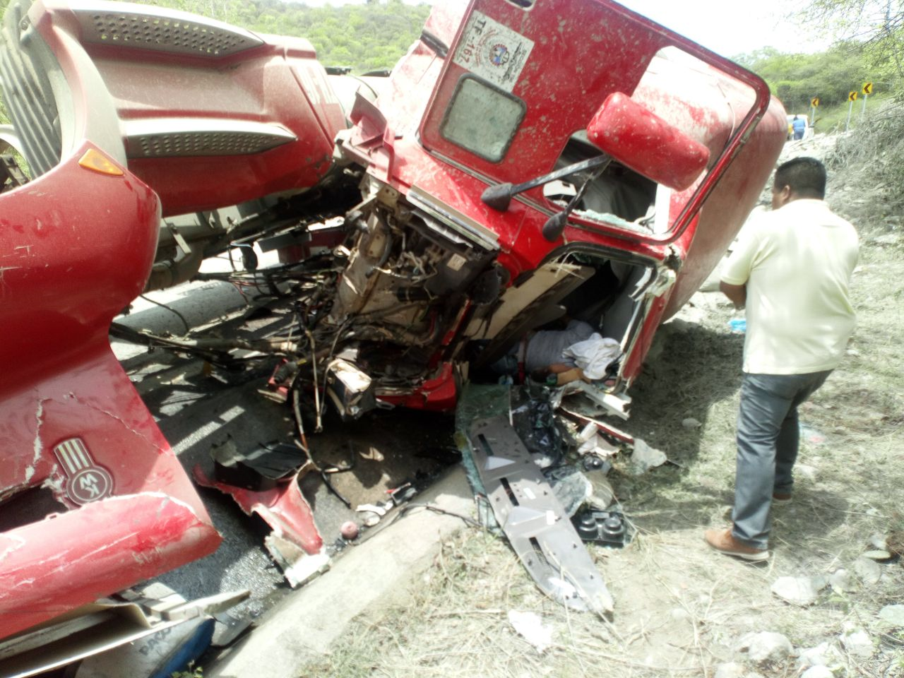 Muere aplastado conductor de tractocamión tras volcar en Yautepec, Oaxaca