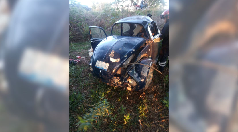 Abandonan Volkswagen siniestrado en carretera a la Villa de Zaachila | El Imparcial de Oaxaca