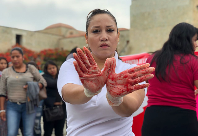Mujeres se extraen sangre para exigir un alto a la violencia política en Oaxaca | El Imparcial de Oaxaca
