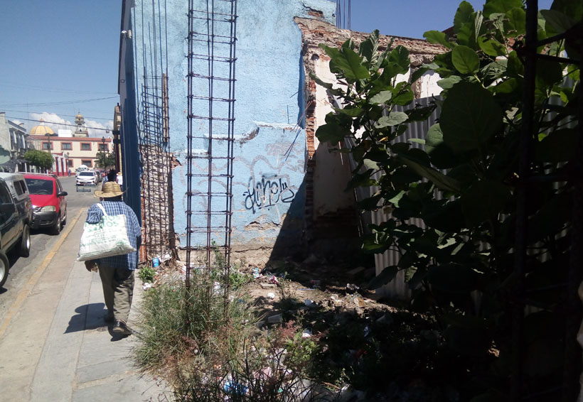 Ciudadanos evitan edificación abandonada en centro de Oaxaca