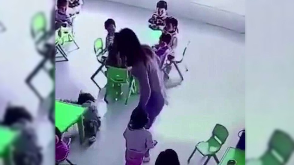 Video: Graban a una maestra agrediendo a una pequeña niña