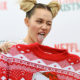 Miley Cyrus no se arrepiente de haber posado semidesnuda a los 15 años