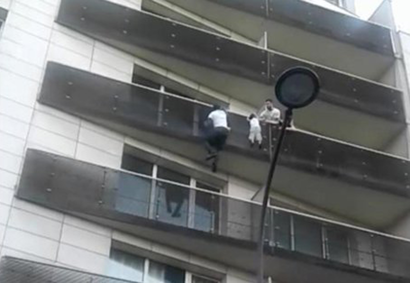 Video: Joven escala edificio para salvar a niño colgado de un balcón | El Imparcial de Oaxaca
