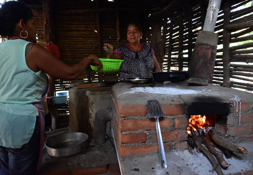Comunidad radicada en EU reconstruye cocinas y hornos en el Istmo | El Imparcial de Oaxaca