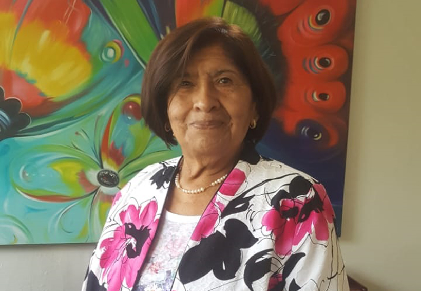 Rosa María apaga su velita
