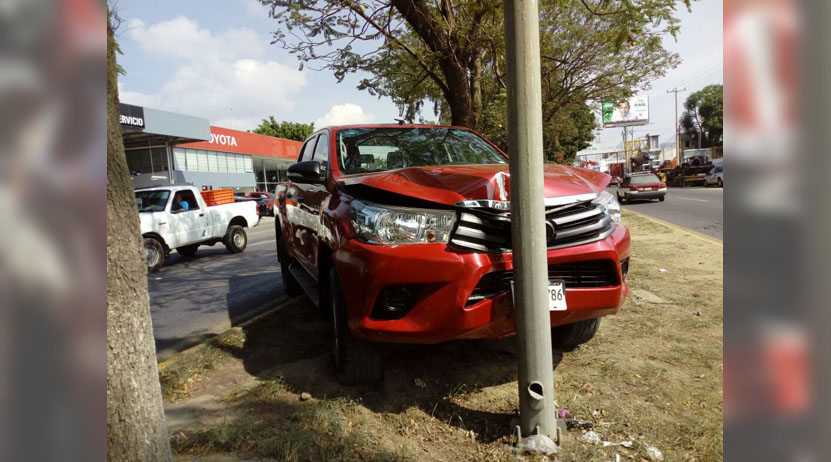 Chocan camionetas en la avenida Símbolos Patrios | El Imparcial de Oaxaca