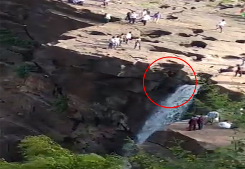 Video: Hombre muere al caer de una cascada por tomarse una foto | El Imparcial de Oaxaca