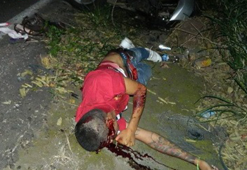 Dos muertos y un menor herido, saldo de volcadura de tráiler | El Imparcial de Oaxaca