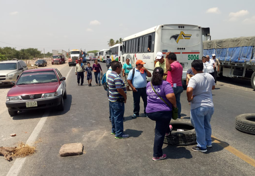 Afecta bloqueo a empresas  camioneras del Istmo | El Imparcial de Oaxaca