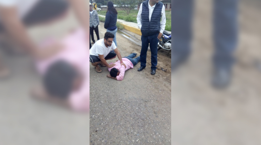 Derrapa joven en su moto en calles de Tlalixtac de Cabrera | El Imparcial de Oaxaca