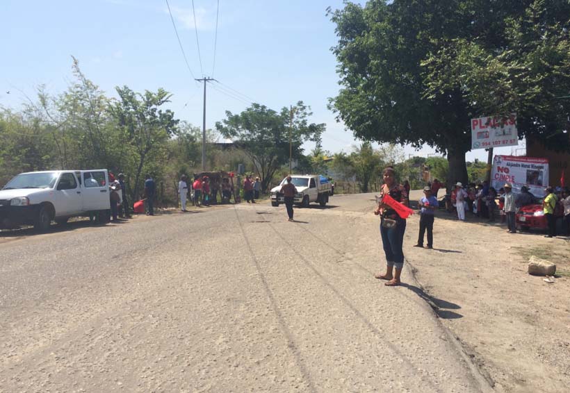 Antorchistas vuelven a bloquear en la Costa, exigen obras | El Imparcial de Oaxaca