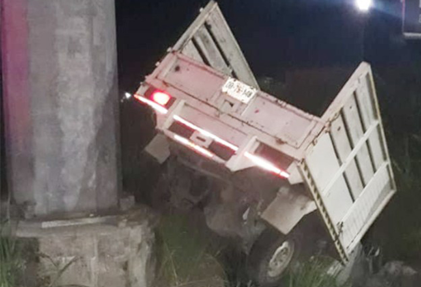 Camioneta cae a canal pluvial | El Imparcial de Oaxaca