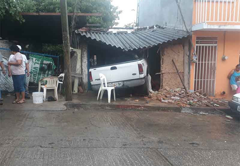 Camioneta sin frenos se metió a una casa | El Imparcial de Oaxaca