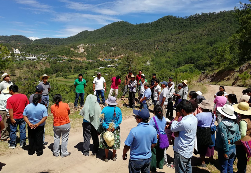 Dan mantenimiento y mejoramiento de camino en Las Huertas Nundiche | El Imparcial de Oaxaca